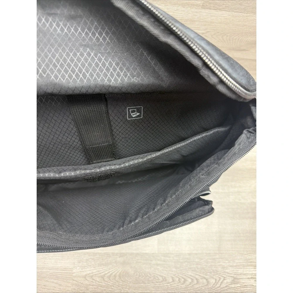 Samsonite Modern Utility Messenger Bag‎ Laptop, Black Sleek Design Dividers